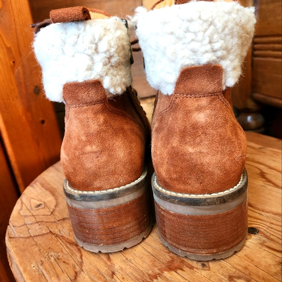 CLARKS ROSELEIGH SKY SUEDE WOMENS ANKLE BOOTS- WOMENS SIZE 9 - Picture 5 of 12